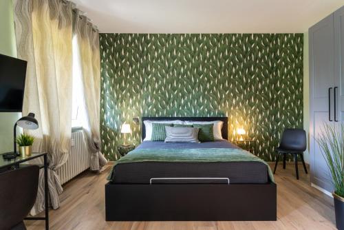 a bedroom with a bed and a green wall at Villaggio Ippico - bambnb in Stupinigi