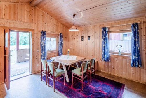 uma sala de jantar com uma mesa de madeira e cadeiras em Ferienpark Thüringer Wald em Schalkau