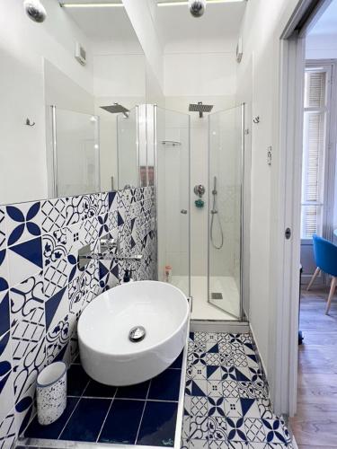 a bathroom with a white sink and a shower at Appartement bleu l'union in Beausoleil