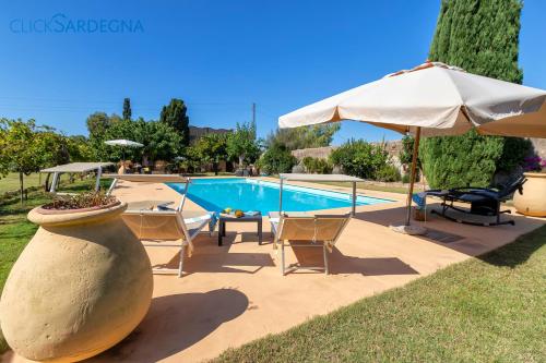 a large vase sitting next to a swimming pool at Alghero prestigiosa antica dimora indipendente con piscina per 9 persone in Alghero