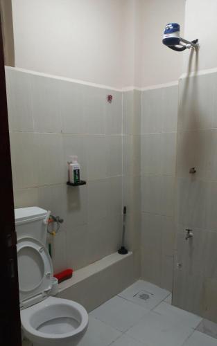 Bilik mandi di Mtwapa june apartment 3