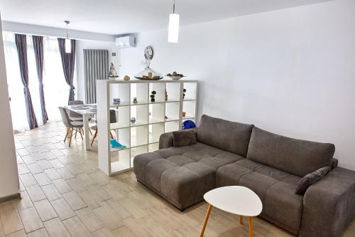 a living room with a couch and a table at Apartamente Indigo Alezzi Beach Pool & Spa in Mamaia Sat/Năvodari
