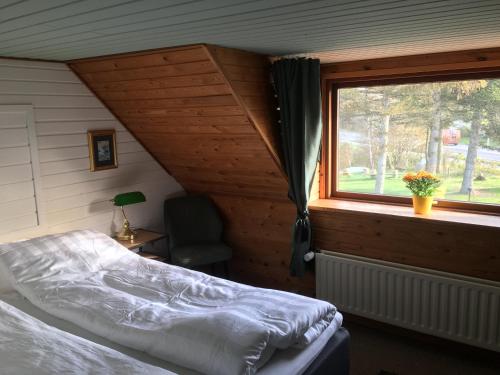 um quarto com uma cama e uma janela em Harvey`s Bed & Breakfast em Hjørring