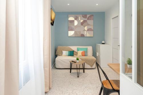 un soggiorno con divano e tavolo di Nets Inn Apartments - Buttes Chaumont D a Parigi