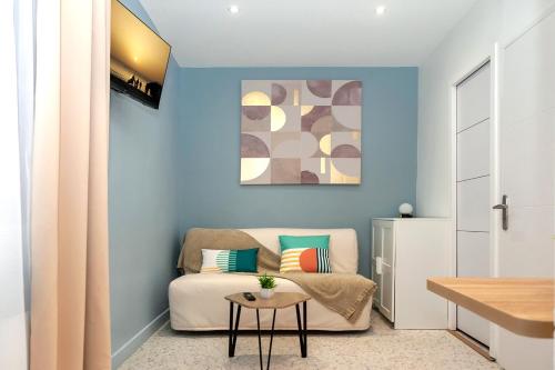 uma sala de estar com um sofá e uma mesa em Nets Inn Apartments - Buttes Chaumont D em Paris