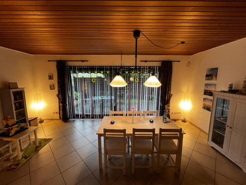 een keuken met een tafel en stoelen in een kamer bij Ferienhaus Marlies und Piet in Bremerhaven