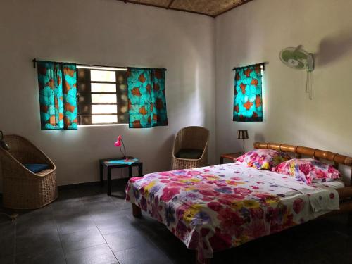 1 dormitorio con cama y ventana en Karamaluu Garden Lodge, en Gunjur
