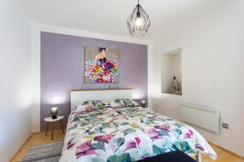 1 dormitorio con 1 cama y una pintura en la pared en Holiday apartment Anna in Lokve en Lokve