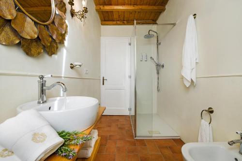 La CroceにあるHouse in the heart of Tuscany with A/C and pool!の浴槽、洗面台、シャワーを備えたバスルーム