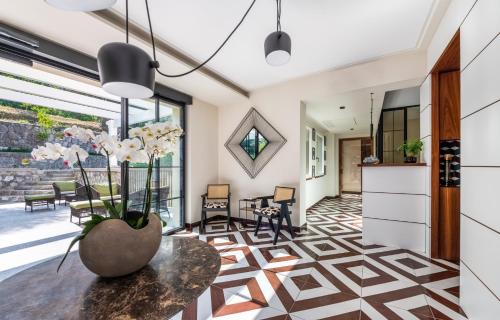 a living room with a vase on a table at Gargiulo Resort in Sant'Agnello