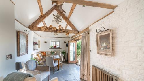 ein Wohnzimmer mit einem Tisch und Stühlen in der Unterkunft Beaufort Farmhouse in Grosmont