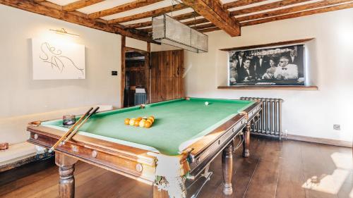 uma mesa de bilhar no meio de um quarto em Beaufort Farmhouse em Grosmont