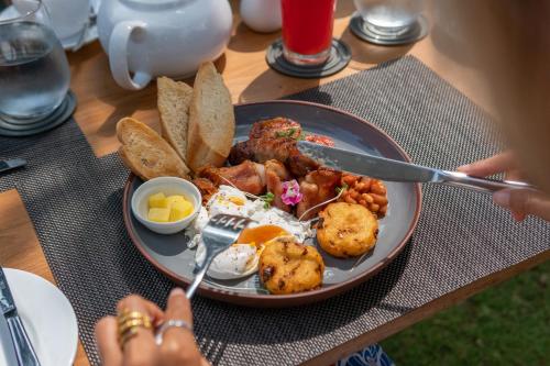 een bord met ontbijtproducten op een tafel bij Halcyon Mawella in Tangalle