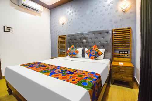 um quarto com uma cama grande e um cobertor colorido em FabHotel Bay Boutique By Foxtale em Marmagao