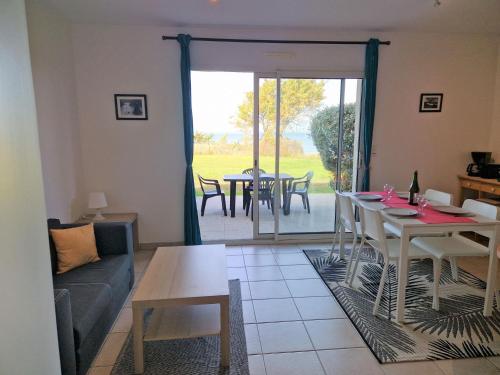 Lovely apartment in a prime location with direct access to the beach Mesquer