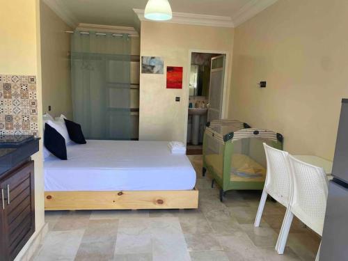 1 dormitorio con 1 cama y 2 sillas en Logement entier et indépendant A, en Rabat