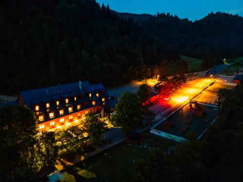 LesnicaにあるChata Pieninyの夜間照明付きの建物の頭上