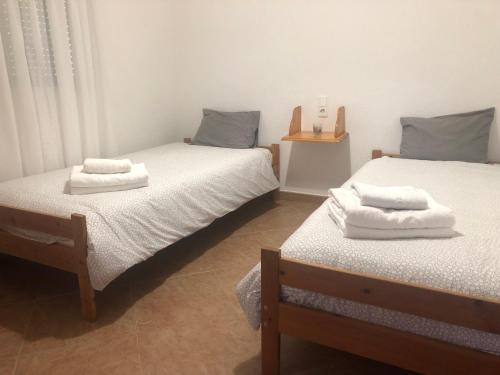 duas camas com toalhas por cima num quarto em Casa Campiña Jerezana 