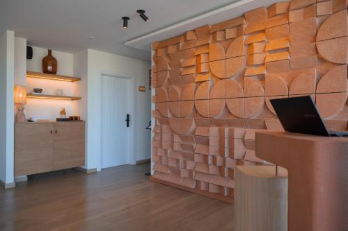 een grote bakstenen muur in een kamer met een keuken bij Malates Slow Boutique Hotel in Foz