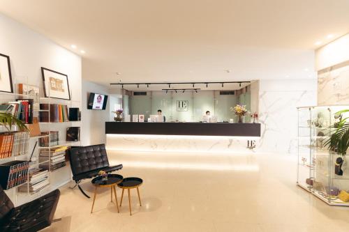 a room with a salon with a bench and a counter at Hotel Excelsior Bari in Bari