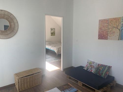 Cette chambre comprend un miroir, un lit et une chaise. dans l'établissement Aux petits bois, à Morbecque