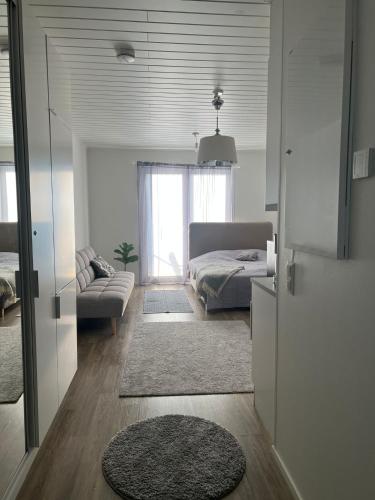 Modern Apartment nearby Kerava في كيرافا: غرفة معيشة مع سرير وأريكة