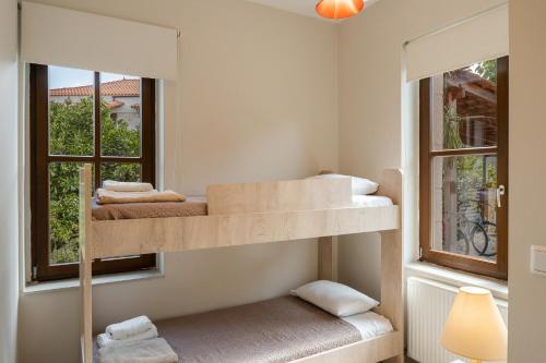 two bunk beds in a room with a window at Villa Resperi in Gonia