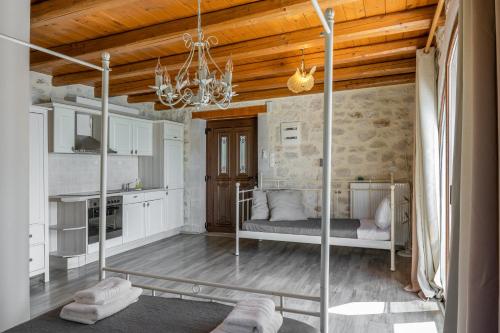 a bedroom with two bunk beds in a room at Villa Resperi in Gonia