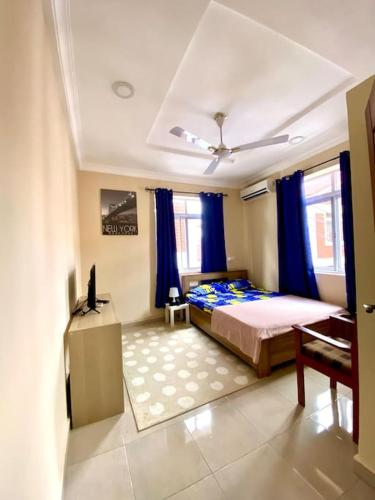 Ένα ή περισσότερα κρεβάτια σε δωμάτιο στο Essmante Villa - Comunal Pool, Gym, Tennis & Basketball Court