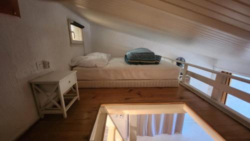 une petite pièce avec un lit et une fenêtre dans l'établissement maisonnette de vacances proche plage, à Borgo