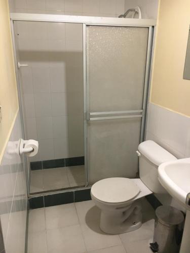 La salle de bains est pourvue d'une douche, de toilettes et d'un lavabo. dans l'établissement CASA IDEAL, à Riobamba