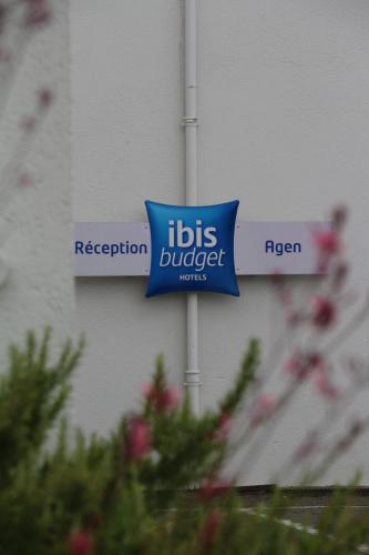 a sign for aubs bulding in a building at Ibis Budget Agen in Le Passage