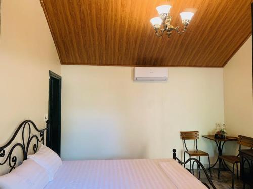 Postel nebo postele na pokoji v ubytování Đinh Gia Home Villa & Resort