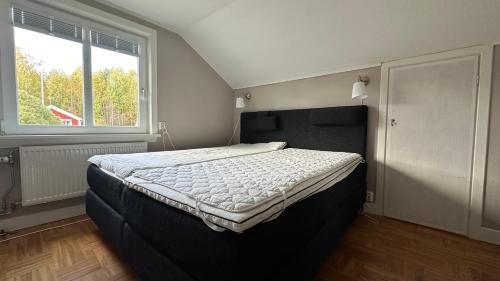Cama en habitación con ventana grande en Strandvägen 4, en Järvsö