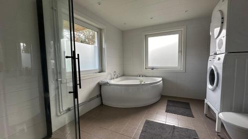 雅夫索的住宿－Strandvägen 4，带浴缸和洗衣机的白色浴室