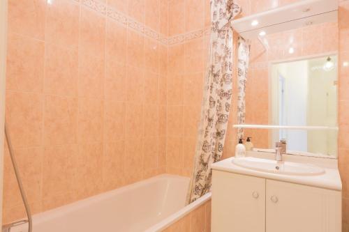 a bathroom with a tub and a sink and a shower at PARIS/DISNEY 50m2 +Balcon Paris’land Appartement in Bussy-Saint-Georges
