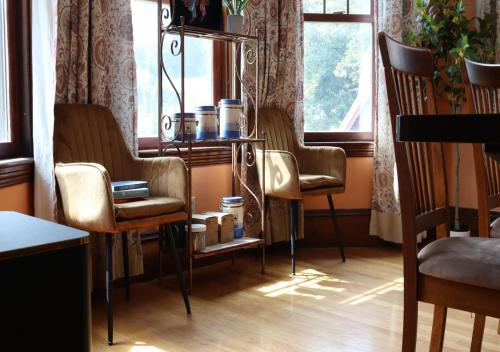 Ruang duduk di Beautiful Victorian house, Great Views, free parking