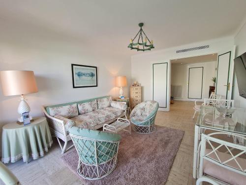 un salon avec un canapé, des chaises et une table dans l'établissement T3 LE PRESIDENT PROCHE PINEDE, à Antibes