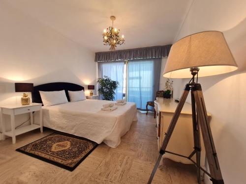 - une chambre avec un lit et une lampe dans l'établissement T3 LE PRESIDENT PROCHE PINEDE, à Antibes