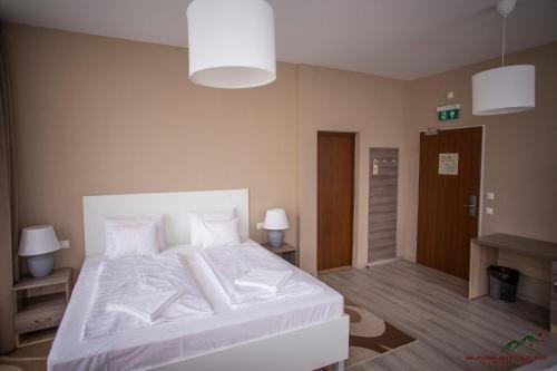 Un ou plusieurs lits dans un hébergement de l'établissement Selfness Hotel Vadvirág Mátraszentimre