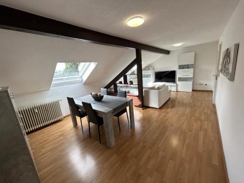 a kitchen and dining room with a table and chairs at Stilvolle Wohnung im Stadtzentrum in Kaiserslautern