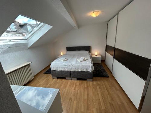 a small bedroom with a bed and a window at Stilvolle Wohnung im Stadtzentrum in Kaiserslautern