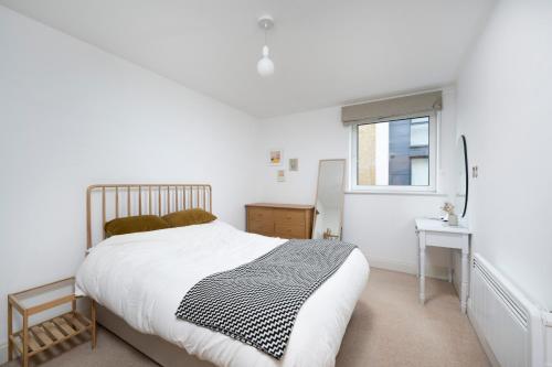 ロンドンにあるLovely one bedroom apartment in Elephant Castleの白いベッドルーム(ベッド1台、窓付)