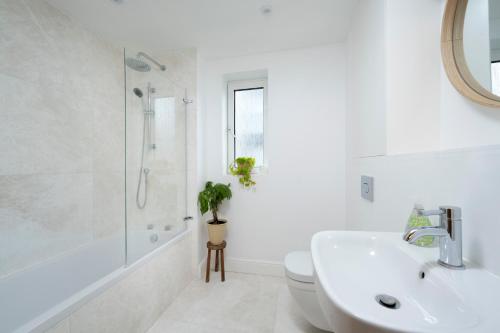 a bathroom with a sink and a shower and a toilet at Lovely one bedroom apartment in Elephant Castle in London