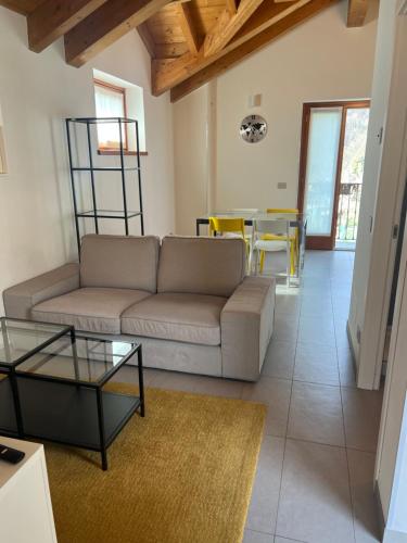 Crevoladossola的住宿－La Casetta del Ponte，客厅配有沙发和桌子