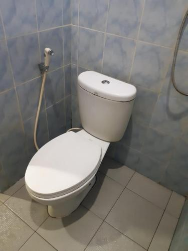 La salle de bains est pourvue de toilettes blanches. dans l'établissement King Plaza Homestay, à Tanjungredep