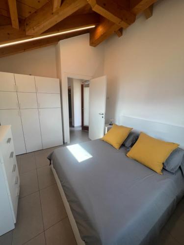 A bed or beds in a room at La Casetta del Ponte