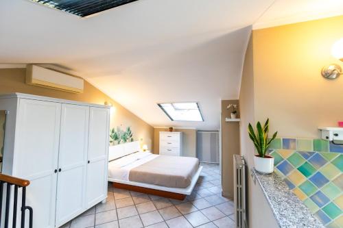 een slaapkamer met een bed in een kamer bij A casa di Vale in Lodi