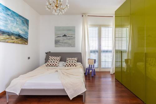 1 dormitorio con cama y lámpara de araña en Zola Predosa Apartment by Wonderful Italy, en Zola Predosa
