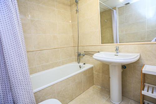 A bathroom at LITORAL COSTA DORADA - LAS CUMBRES Only families